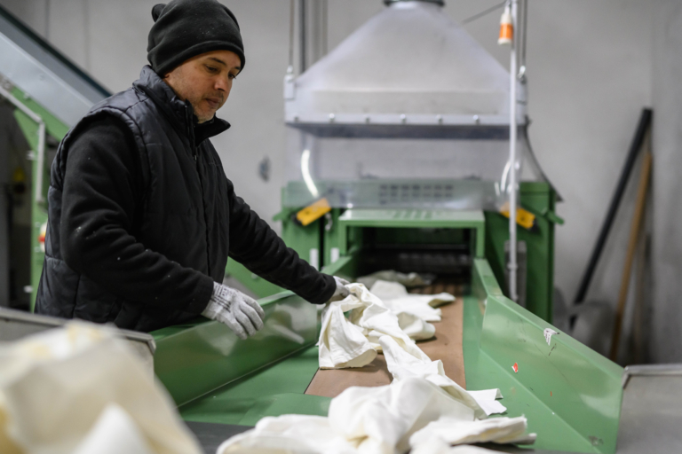 tri des chutes textiles en vue du recyclage en Europe par Weturn